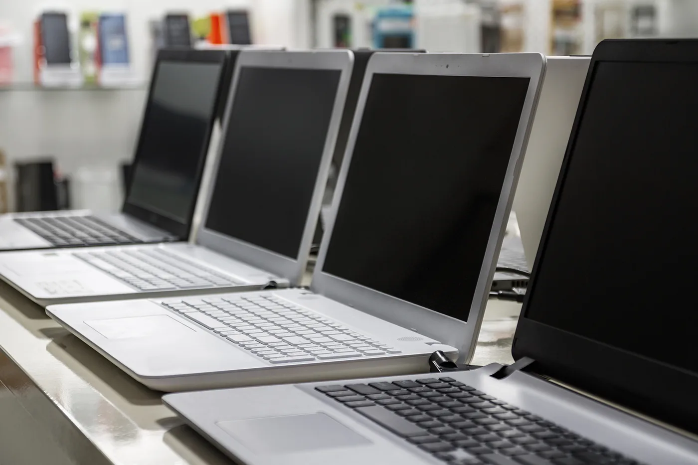 Grijze refurbished laptops. Haal maximale waarde uit vrijgekomen IT-hardware. Laat Brezla gratis de restwaarde bepalen en gebruik de opbrengst voor refurbished vervanging.