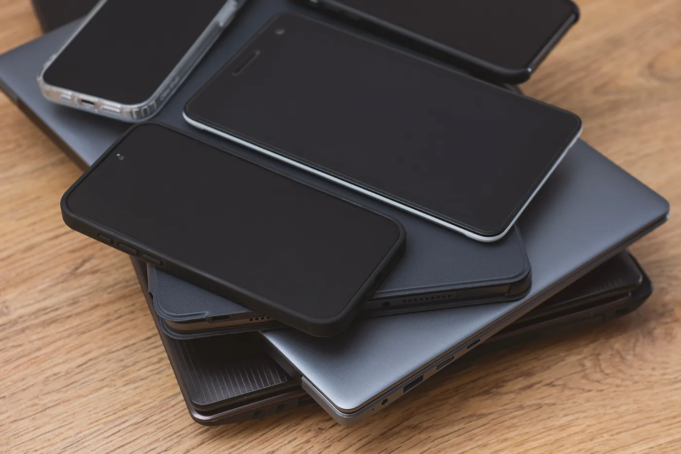 Refurbished telefoons en tablets op een houten tafel. Voorkom e-waste en bespaar kostbare grondstoffen. Brezla helpt bedrijven bij het verantwoord hergebruiken van zakelijke IT-hardware. Kies voor circulair.